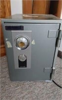 BRINKS HOME SECURITY SAFE - WITH KEY