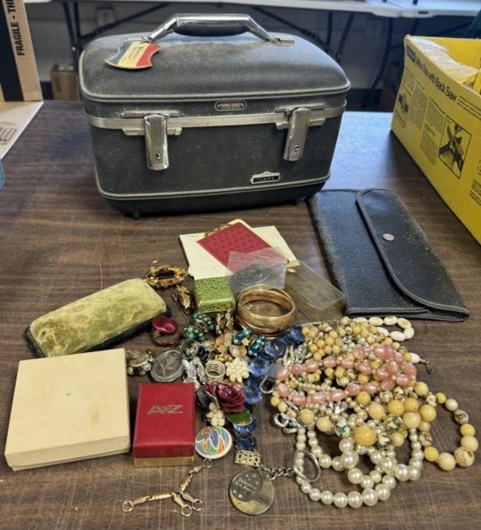 TRAVING CASE SOME COSTUME JEWELRY / ESTATE FIND